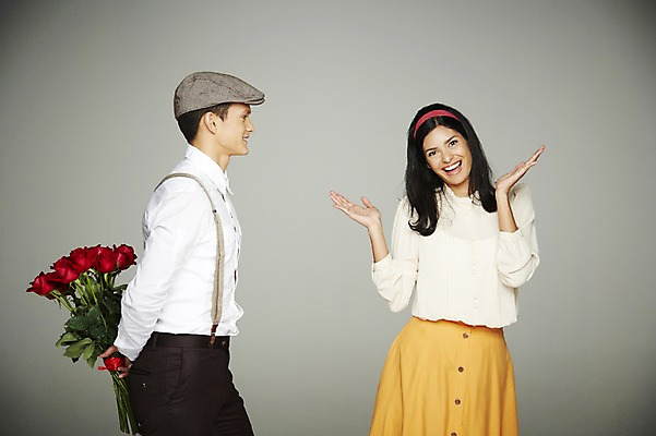 포토 JPG 스튜디오촬영 서양인 외국인 식물 해외기획촬영 모자 커플 2012년태국 여자 남자 꽃 행복 꽃다발 프로포즈 회색배경 함께함 실내 사랑 서기 웃음 들기 사람 이벤트 상반신 20대 성인 두명 옆모습 장미 다정 머리띠 멜빵 복고 서프라이즈 청년만 성인만 국내포토 잡화 감정 뷰포인트 백그라운드 컨셉 장신구 관계 모션 표정 인종 청년 내부 회색 파일형식