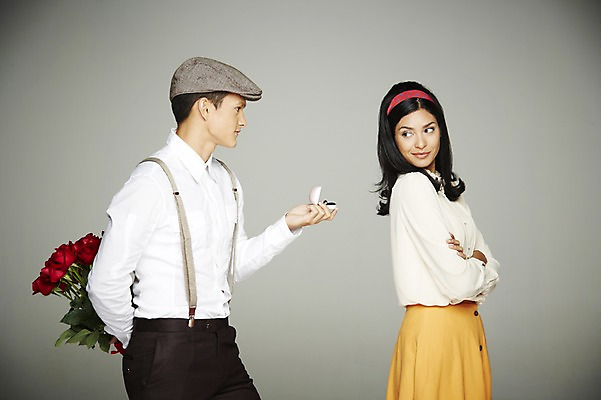 포토 JPG 스튜디오촬영 서양인 외국인 식물 해외기획촬영 모자 커플 2012년태국 여자 남자 꽃 행복 꽃다발 프로포즈 회색배경 함께함 실내 사랑 서기 웃음 들기 사람 이벤트 상반신 20대 성인 두명 옆모습 장미 팔짱 다정 반지 머리띠 멜빵 복고 서프라이즈 청년만 성인만 국내포토 잡화 감정 뷰포인트 백그라운드 컨셉 장신구 관계 모션 표정 인종 청년 내부 회색 파일형식