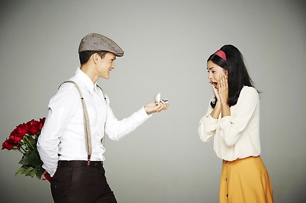 포토 JPG 스튜디오촬영 서양인 외국인 식물 해외기획촬영 모자 커플 2012년태국 여자 남자 꽃 행복 꽃다발 프로포즈 회색배경 함께함 실내 사랑 서기 웃음 들기 사람 이벤트 상반신 20대 성인 두명 옆모습 장미 마주보기 다정 놀람 기쁨 반지 머리띠 멜빵 복고 서프라이즈 청년만 성인만 국내포토 잡화 감정 뷰포인트 백그라운드 컨셉 장신구 관계 모션 표정 인종 청년 내부 회색 파일형식