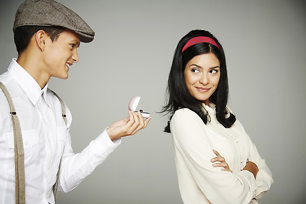 포토 JPG 스튜디오촬영 서양인 외국인 해외기획촬영 모자 커플 2012년태국 여자 남자 행복 프로포즈 회색배경 함께함 실내 사랑 웃음 들기 사람 이벤트 상반신 20대 성인 두명 옆모습 팔짱 다정 반지 머리띠 멜빵 복고 청년만 성인만 국내포토 잡화 감정 뷰포인트 백그라운드 컨셉 장신구 관계 모션 표정 인종 청년 내부 회색 파일형식