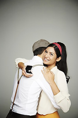 포토 JPG 스튜디오촬영 서양인 외국인 해외기획촬영 모자 커플 2012년태국 여자 남자 행복 프로포즈 안기 포옹 회색배경 함께함 실내 사랑 웃음 들기 사람 이벤트 상반신 20대 성인 두명 뒷모습 다정 반지 머리띠 멜빵 복고 청년만 성인만 국내포토 잡화 감정 뷰포인트 백그라운드 컨셉 장신구 관계 모션 표정 인종 청년 내부 회색 파일형식