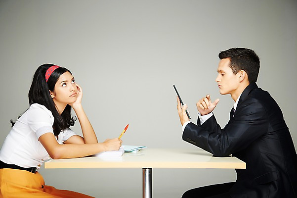 포토 JPG 스튜디오촬영 서양인 외국인 해외기획촬영 응시 2012년태국 원피스 여자 남자 종이 비즈니스 탁자 실내 들기 사람 앉기 정장 상반신 20대 성인 두명 옆모습 태블릿 펜 디지털 턱괴기 올려보기 업무 비교 작업실 복고 과거 아날로그 시무룩 현재 청년만 성인만 국내포토 시선 옷 뷰포인트 가구 컨셉 모션 표정 인종 청년 내부 전자제품 스마트기기 필기구 작업 파일형식