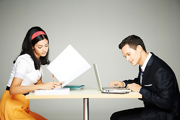 포토 JPG 스튜디오촬영 서양인 외국인 해외기획촬영 응시 2012년태국 원피스 여자 남자 종이 비즈니스 탁자 실내 사람 앉기 정장 상반신 20대 성인 두명 옆모습 노트북 태블릿 펜 디지털 기록 업무 비교 작업실 복고 과거 아날로그 현재 청년만 성인만 국내포토 시선 옷 뷰포인트 가구 컨셉 모션 인종 청년 내부 전자제품 스마트기기 필기구 작업 파일형식