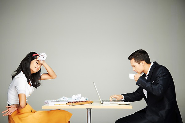 포토 JPG 스튜디오촬영 서양인 외국인 해외기획촬영 2012년태국 원피스 여자 남자 종이 커피 비즈니스 탁자 티타임 실내 피곤 들기 사람 앉기 정장 상반신 20대 성인 두명 옆모습 노트북 펜 디지털 주판 마시기 업무 비교 작업실 커피잔 복고 과거 아날로그 종이뭉치 현재 청년만 성인만 국내포토 옷 음료 뷰포인트 가구 컨셉 모션 휴식 잔 인종 청년 내부 전자제품 필기구 계산기 작업 뭉치 파일형식