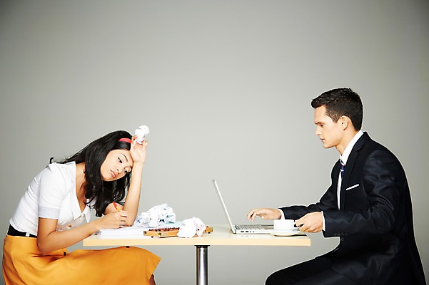 포토 JPG 스튜디오촬영 서양인 외국인 해외기획촬영 2012년태국 원피스 여자 남자 종이 커피 비즈니스 탁자 티타임 실내 들기 사람 앉기 정장 상반신 20대 성인 두명 옆모습 노트북 펜 디지털 주판 업무 비교 작업실 커피잔 복고 과거 아날로그 시무룩 종이뭉치 현재 청년만 성인만 국내포토 옷 음료 뷰포인트 가구 컨셉 모션 휴식 잔 표정 인종 청년 내부 전자제품 필기구 계산기 작업 뭉치 파일형식