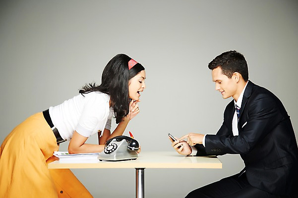 포토 JPG 스튜디오촬영 서양인 외국인 해외기획촬영 응시 2012년태국 원피스 여자 남자 종이 탁자 실내 들기 사람 앉기 정장 상반신 20대 성인 두명 옆모습 전자제품 스마트폰 핸드폰 펜 마주보기 디지털 비교 전화기 유선전화기 복고 과거 아날로그 통화 현재 청년만 성인만 국내포토 시선 옷 뷰포인트 가구 컨셉 모션 인종 청년 내부 스마트기기 필기구 파일형식