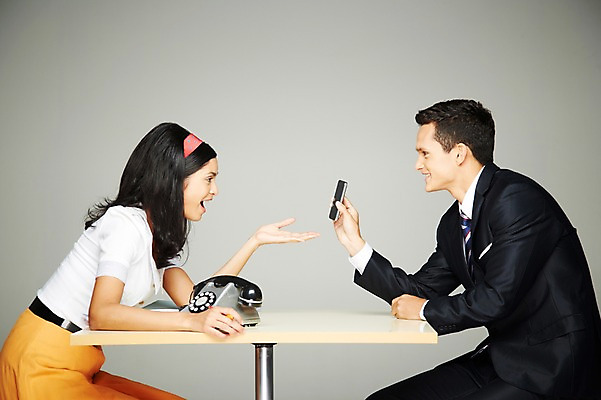 포토 JPG 스튜디오촬영 서양인 외국인 해외기획촬영 2012년태국 원피스 여자 남자 탁자 실내 웃음 들기 사람 앉기 정장 상반신 20대 성인 두명 옆모습 전자제품 스마트폰 핸드폰 마주보기 디지털 비교 손내밀기 전화기 유선전화기 복고 과거 아날로그 통화 현재 청년만 성인만 국내포토 옷 뷰포인트 가구 컨셉 모션 표정 인종 손짓 청년 내부 스마트기기 파일형식