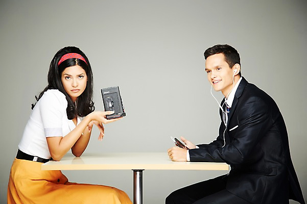 포토 JPG 스튜디오촬영 서양인 외국인 해외기획촬영 2012년태국 원피스 여자 남자 음악 이어폰 탁자 실내 웃음 들기 사람 앉기 정장 상반신 20대 성인 두명 옆모습 전자제품 스마트폰 핸드폰 디지털 음악감상 듣기 카세트테이프 비교 복고 과거 아날로그 시무룩 현재 청년만 성인만 국내포토 옷 뷰포인트 음향기기 가구 컨셉 모션 문화예술 표정 인종 청년 내부 스마트기기 감상 파일형식