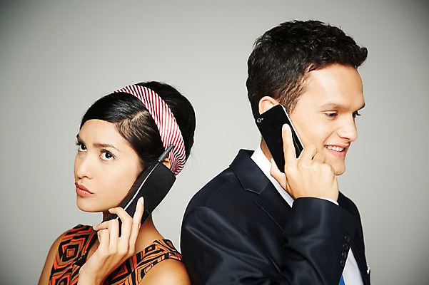 포토 JPG 스튜디오촬영 서양인 외국인 해외기획촬영 2012년태국 원피스 여자 남자 실내 웃음 들기 사람 정장 상반신 20대 성인 두명 전자제품 스마트폰 핸드폰 디지털 등맞대기 비교 전화기 복고 과거 아날로그 통화 현재 청년만 성인만 국내포토 옷 컨셉 모션 표정 인종 청년 내부 스마트기기 파일형식