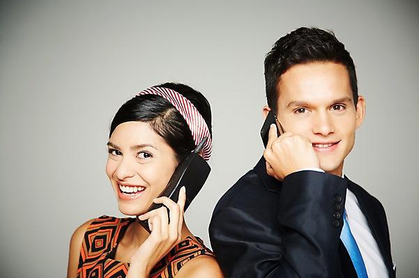 포토 JPG 스튜디오촬영 서양인 외국인 해외기획촬영 2012년태국 원피스 여자 남자 실내 웃음 들기 사람 정장 상반신 20대 성인 두명 전자제품 스마트폰 핸드폰 디지털 비교 전화기 복고 과거 아날로그 통화 현재 청년만 성인만 국내포토 옷 컨셉 모션 표정 인종 청년 내부 스마트기기 파일형식