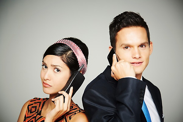 포토 JPG 스튜디오촬영 서양인 외국인 해외기획촬영 2012년태국 원피스 여자 남자 실내 들기 사람 정장 상반신 20대 성인 두명 전자제품 스마트폰 핸드폰 디지털 비교 전화기 복고 과거 아날로그 통화 현재 청년만 성인만 국내포토 옷 컨셉 모션 인종 청년 내부 스마트기기 파일형식