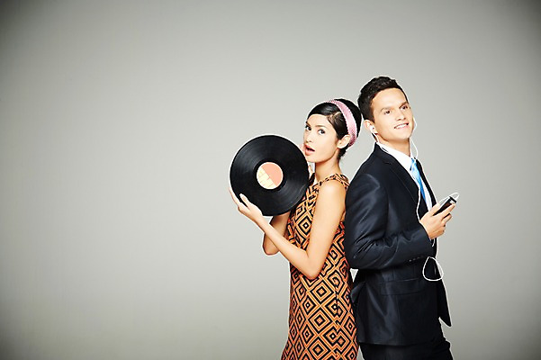 포토 JPG 스튜디오촬영 서양인 외국인 해외기획촬영 2012년태국 원피스 여자 남자 음악 이어폰 실내 웃음 들기 사람 정장 상반신 20대 성인 두명 옆모습 전자제품 스마트폰 핸드폰 디지털 음악감상 등맞대기 비교 복고 과거 아날로그 현재 청년만 성인만 국내포토 옷 뷰포인트 음향기기 컨셉 모션 문화예술 표정 인종 청년 내부 스마트기기 감상 파일형식