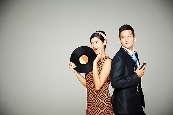 포토 JPG 스튜디오촬영 서양인 외국인 해외기획촬영 응시 2012년태국 원피스 여자 남자 음악 이어폰 실내 들기 사람 정장 상반신 20대 성인 두명 옆모습 전자제품 스마트폰 핸드폰 디지털 음악감상 등맞대기 비교 복고 과거 아날로그 현재 청년만 성인만 국내포토 시선 옷 뷰포인트 음향기기 컨셉 모션 문화예술 인종 청년 내부 스마트기기 감상 파일형식