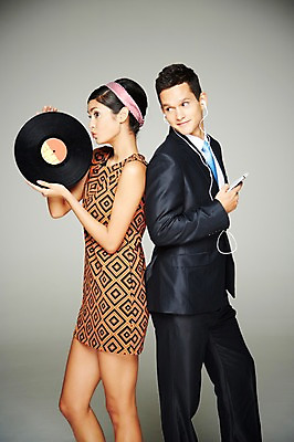 포토 JPG 스튜디오촬영 서양인 외국인 해외기획촬영 2012년태국 원피스 여자 남자 음악 이어폰 실내 서기 들기 사람 정장 20대 성인 두명 옆모습 전자제품 스마트폰 핸드폰 디지털 음악감상 등맞대기 비교 복고 과거 아날로그 현재 청년만 성인만 국내포토 옷 뷰포인트 음향기기 컨셉 모션 문화예술 인종 청년 내부 스마트기기 감상 파일형식