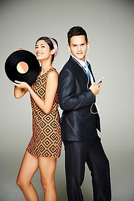 포토 JPG 스튜디오촬영 서양인 외국인 해외기획촬영 2012년태국 원피스 여자 남자 음악 이어폰 실내 서기 웃음 들기 사람 정장 20대 성인 두명 옆모습 전자제품 스마트폰 핸드폰 디지털 음악감상 등맞대기 비교 복고 과거 아날로그 현재 청년만 성인만 국내포토 옷 뷰포인트 음향기기 컨셉 모션 문화예술 표정 인종 청년 내부 스마트기기 감상 파일형식