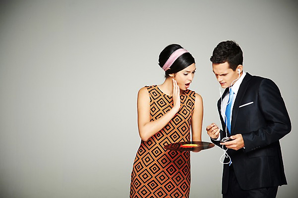 포토 JPG 스튜디오촬영 서양인 외국인 해외기획촬영 응시 2012년태국 원피스 여자 남자 음악 이어폰 실내 들기 사람 정장 상반신 20대 성인 두명 앞모습 전자제품 스마트폰 핸드폰 디지털 놀람 음악감상 비교 복고 과거 아날로그 현재 청년만 성인만 국내포토 시선 옷 감정 뷰포인트 음향기기 컨셉 모션 문화예술 표정 인종 청년 내부 스마트기기 감상 파일형식