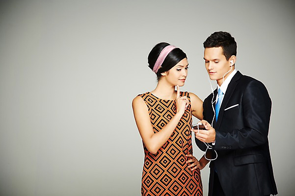 포토 JPG 스튜디오촬영 서양인 외국인 해외기획촬영 응시 2012년태국 원피스 여자 남자 음악 이어폰 실내 들기 사람 정장 상반신 20대 성인 두명 앞모습 전자제품 스마트폰 핸드폰 디지털 음악감상 비교 복고 과거 아날로그 현재 청년만 성인만 국내포토 시선 옷 뷰포인트 음향기기 컨셉 모션 문화예술 인종 청년 내부 스마트기기 감상 파일형식