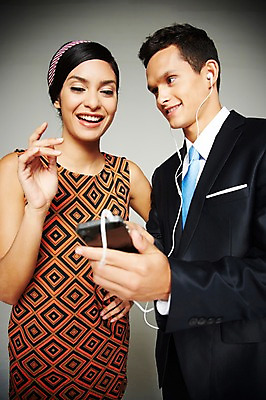 포토 JPG 스튜디오촬영 서양인 외국인 해외기획촬영 2012년태국 원피스 여자 남자 음악 이어폰 실내 웃음 들기 사람 정장 상반신 20대 성인 두명 앞모습 아웃포커스 전자제품 스마트폰 핸드폰 디지털 음악감상 비교 복고 과거 아날로그 현재 청년만 성인만 국내포토 옷 뷰포인트 음향기기 컨셉 모션 문화예술 촬영기법 표정 인종 청년 내부 스마트기기 감상 파일형식