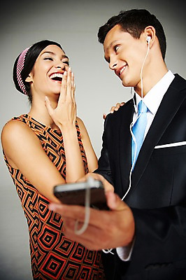 포토 JPG 스튜디오촬영 서양인 외국인 해외기획촬영 2012년태국 원피스 여자 남자 음악 이어폰 실내 웃음 들기 사람 정장 상반신 20대 성인 두명 앞모습 아웃포커스 전자제품 스마트폰 핸드폰 디지털 음악감상 비교 복고 과거 아날로그 현재 청년만 성인만 국내포토 옷 뷰포인트 음향기기 컨셉 모션 문화예술 촬영기법 표정 인종 청년 내부 스마트기기 감상 파일형식