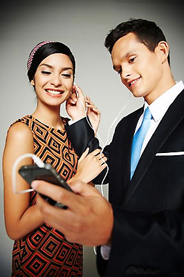 포토 JPG 스튜디오촬영 서양인 외국인 해외기획촬영 2012년태국 원피스 여자 남자 음악 이어폰 실내 웃음 들기 사람 정장 상반신 20대 성인 두명 앞모습 아웃포커스 전자제품 스마트폰 핸드폰 디지털 음악감상 비교 복고 과거 아날로그 현재 청년만 성인만 국내포토 옷 뷰포인트 음향기기 컨셉 모션 문화예술 촬영기법 표정 인종 청년 내부 스마트기기 감상 파일형식