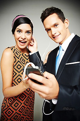 포토 JPG 스튜디오촬영 서양인 외국인 해외기획촬영 2012년태국 원피스 여자 남자 음악 이어폰 실내 웃음 들기 사람 정장 상반신 20대 성인 두명 앞모습 아웃포커스 전자제품 스마트폰 핸드폰 디지털 음악감상 비교 복고 과거 아날로그 현재 청년만 성인만 국내포토 옷 뷰포인트 음향기기 컨셉 모션 문화예술 촬영기법 표정 인종 청년 내부 스마트기기 감상 파일형식