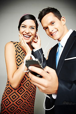 포토 JPG 스튜디오촬영 서양인 외국인 해외기획촬영 2012년태국 원피스 여자 남자 음악 이어폰 실내 웃음 들기 사람 정장 상반신 20대 성인 두명 앞모습 아웃포커스 전자제품 스마트폰 핸드폰 디지털 음악감상 비교 복고 과거 아날로그 현재 청년만 성인만 국내포토 옷 뷰포인트 음향기기 컨셉 모션 문화예술 촬영기법 표정 인종 청년 내부 스마트기기 감상 파일형식