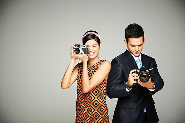 포토 JPG 스튜디오촬영 서양인 외국인 해외기획촬영 2012년태국 원피스 여자 남자 실내 웃음 들기 사람 정장 상반신 20대 성인 두명 앞모습 전자제품 카메라 디지털 사진촬영 비교 디지털카메라 복고 과거 아날로그 필름카메라 현재 청년만 성인만 국내포토 옷 뷰포인트 컨셉 모션 표정 인종 청년 내부 촬영 파일형식