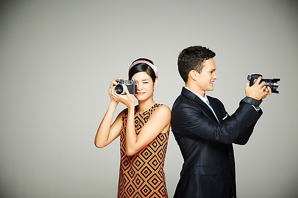 포토 JPG 스튜디오촬영 서양인 외국인 해외기획촬영 2012년태국 원피스 여자 남자 실내 웃음 들기 사람 정장 상반신 20대 성인 두명 앞모습 옆모습 전자제품 카메라 디지털 사진촬영 비교 디지털카메라 복고 과거 아날로그 필름카메라 현재 청년만 성인만 국내포토 옷 뷰포인트 컨셉 모션 표정 인종 청년 내부 촬영 파일형식
