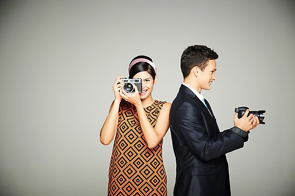 포토 JPG 스튜디오촬영 서양인 외국인 해외기획촬영 2012년태국 원피스 여자 남자 실내 웃음 들기 사람 정장 상반신 20대 성인 두명 앞모습 옆모습 전자제품 카메라 디지털 사진촬영 비교 디지털카메라 복고 과거 아날로그 필름카메라 현재 청년만 성인만 국내포토 옷 뷰포인트 컨셉 모션 표정 인종 청년 내부 촬영 파일형식