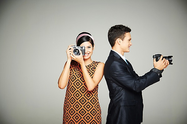 포토 JPG 스튜디오촬영 서양인 외국인 해외기획촬영 2012년태국 원피스 여자 남자 실내 웃음 들기 사람 정장 상반신 20대 성인 두명 앞모습 옆모습 전자제품 카메라 디지털 사진촬영 비교 디지털카메라 복고 과거 아날로그 필름카메라 현재 청년만 성인만 국내포토 옷 뷰포인트 컨셉 모션 표정 인종 청년 내부 촬영 파일형식