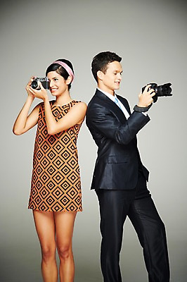 포토 JPG 스튜디오촬영 서양인 외국인 해외기획촬영 2012년태국 원피스 여자 남자 실내 서기 웃음 들기 사람 정장 20대 성인 두명 앞모습 전자제품 카메라 디지털 사진촬영 비교 디지털카메라 복고 과거 아날로그 필름카메라 현재 청년만 성인만 국내포토 옷 뷰포인트 컨셉 모션 표정 인종 청년 내부 촬영 파일형식