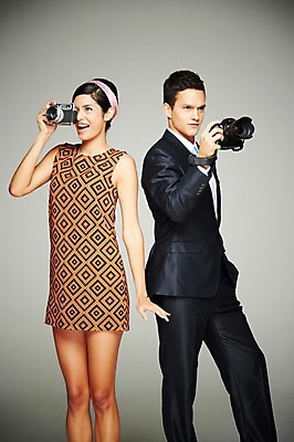 포토 JPG 스튜디오촬영 서양인 외국인 해외기획촬영 2012년태국 원피스 여자 남자 실내 서기 웃음 들기 사람 정장 20대 성인 두명 앞모습 전자제품 카메라 디지털 사진촬영 비교 디지털카메라 복고 과거 아날로그 필름카메라 현재 청년만 성인만 국내포토 옷 뷰포인트 컨셉 모션 표정 인종 청년 내부 촬영 파일형식