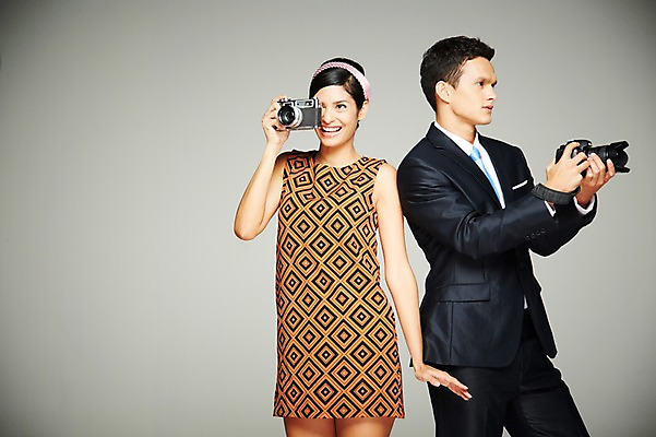 포토 JPG 스튜디오촬영 서양인 외국인 해외기획촬영 2012년태국 원피스 여자 남자 실내 서기 웃음 들기 사람 정장 상반신 20대 성인 두명 앞모습 전자제품 카메라 디지털 사진촬영 비교 디지털카메라 복고 과거 아날로그 필름카메라 현재 청년만 성인만 국내포토 옷 뷰포인트 컨셉 모션 표정 인종 청년 내부 촬영 파일형식