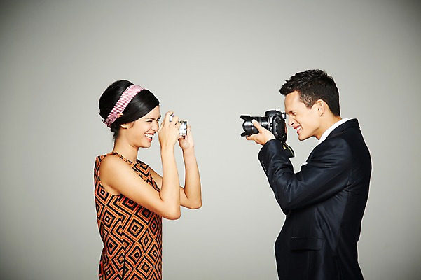 포토 JPG 스튜디오촬영 서양인 외국인 해외기획촬영 2012년태국 원피스 여자 남자 실내 웃음 들기 사람 정장 상반신 20대 성인 두명 옆모습 전자제품 마주보기 카메라 디지털 사진촬영 비교 디지털카메라 복고 과거 아날로그 필름카메라 현재 청년만 성인만 국내포토 옷 뷰포인트 컨셉 모션 표정 인종 청년 내부 촬영 파일형식