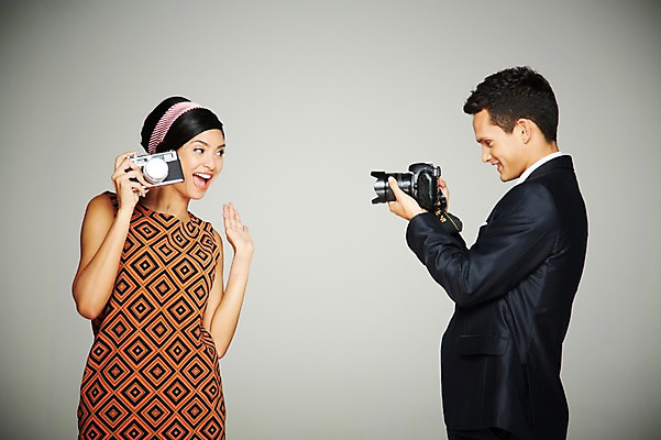 포토 JPG 스튜디오촬영 서양인 외국인 해외기획촬영 2012년태국 원피스 여자 남자 실내 웃음 들기 사람 정장 상반신 20대 성인 두명 옆모습 전자제품 마주보기 카메라 디지털 사진촬영 비교 디지털카메라 복고 과거 아날로그 필름카메라 현재 청년만 성인만 국내포토 옷 뷰포인트 컨셉 모션 표정 인종 청년 내부 촬영 파일형식