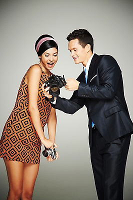 포토 JPG 스튜디오촬영 서양인 외국인 해외기획촬영 응시 2012년태국 원피스 여자 남자 실내 서기 웃음 들기 사람 정장 20대 성인 두명 앞모습 전자제품 카메라 디지털 사진촬영 놀람 비교 디지털카메라 복고 과거 아날로그 필름카메라 현재 청년만 성인만 국내포토 시선 옷 감정 뷰포인트 컨셉 모션 표정 인종 청년 내부 촬영 파일형식