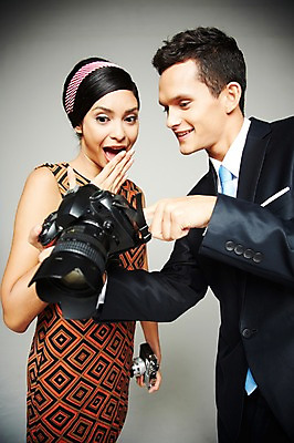 포토 JPG 스튜디오촬영 서양인 외국인 해외기획촬영 응시 2012년태국 원피스 여자 남자 실내 웃음 들기 사람 정장 상반신 20대 성인 두명 앞모습 전자제품 카메라 디지털 사진촬영 놀람 비교 디지털카메라 복고 과거 아날로그 필름카메라 현재 청년만 성인만 국내포토 시선 옷 감정 뷰포인트 컨셉 모션 표정 인종 청년 내부 촬영 파일형식