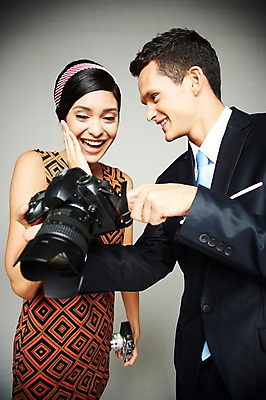 포토 JPG 스튜디오촬영 서양인 외국인 해외기획촬영 응시 2012년태국 원피스 여자 남자 실내 웃음 들기 사람 정장 상반신 20대 성인 두명 앞모습 전자제품 카메라 디지털 사진촬영 비교 디지털카메라 복고 과거 아날로그 필름카메라 현재 청년만 성인만 국내포토 시선 옷 뷰포인트 컨셉 모션 표정 인종 청년 내부 촬영 파일형식