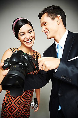 포토 JPG 스튜디오촬영 서양인 외국인 해외기획촬영 응시 2012년태국 원피스 여자 남자 실내 웃음 들기 사람 정장 상반신 20대 성인 두명 앞모습 전자제품 카메라 디지털 사진촬영 비교 디지털카메라 복고 과거 아날로그 필름카메라 현재 청년만 성인만 국내포토 시선 옷 뷰포인트 컨셉 모션 표정 인종 청년 내부 촬영 파일형식