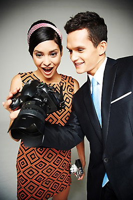 포토 JPG 스튜디오촬영 서양인 외국인 해외기획촬영 응시 2012년태국 원피스 여자 남자 실내 웃음 들기 사람 정장 상반신 20대 성인 두명 앞모습 전자제품 카메라 디지털 사진촬영 놀람 비교 디지털카메라 복고 과거 아날로그 필름카메라 현재 청년만 성인만 국내포토 시선 옷 감정 뷰포인트 컨셉 모션 표정 인종 청년 내부 촬영 파일형식