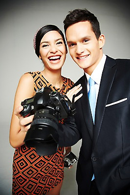 포토 JPG 스튜디오촬영 서양인 외국인 해외기획촬영 2012년태국 원피스 여자 남자 실내 웃음 들기 사람 정장 상반신 20대 성인 두명 앞모습 전자제품 카메라 디지털 사진촬영 비교 디지털카메라 복고 과거 아날로그 필름카메라 현재 청년만 성인만 국내포토 옷 뷰포인트 컨셉 모션 표정 인종 청년 내부 촬영 파일형식