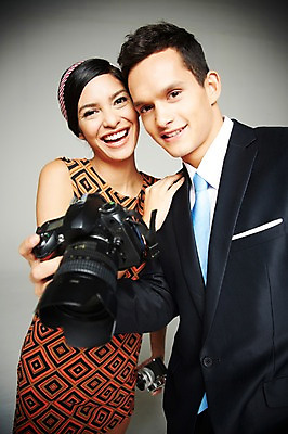 포토 JPG 스튜디오촬영 서양인 외국인 해외기획촬영 2012년태국 원피스 여자 남자 실내 웃음 들기 사람 정장 상반신 20대 성인 두명 앞모습 전자제품 카메라 디지털 사진촬영 비교 디지털카메라 복고 과거 아날로그 필름카메라 현재 청년만 성인만 국내포토 옷 뷰포인트 컨셉 모션 표정 인종 청년 내부 촬영 파일형식