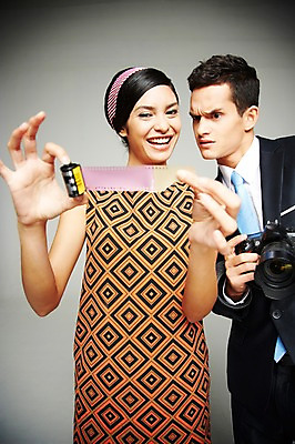 포토 JPG 스튜디오촬영 서양인 외국인 해외기획촬영 2012년태국 원피스 여자 남자 실내 웃음 들기 사람 정장 상반신 20대 성인 두명 앞모습 전자제품 카메라 디지털 사진촬영 비교 디지털카메라 필름 복고 과거 아날로그 사진필름 현재 청년만 성인만 국내포토 옷 뷰포인트 컨셉 모션 표정 인종 청년 내부 촬영 파일형식