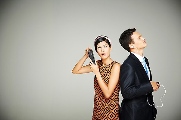 포토 JPG 스튜디오촬영 서양인 외국인 해외기획촬영 2012년태국 원피스 여자 남자 음악 이어폰 실내 들기 사람 정장 상반신 20대 성인 두명 옆모습 전자제품 스마트폰 핸드폰 디지털 눈감음 음악감상 듣기 등맞대기 카세트테이프 비교 복고 과거 아날로그 현재 청년만 성인만 국내포토 옷 뷰포인트 음향기기 컨셉 모션 문화예술 인종 청년 내부 스마트기기 감상 파일형식