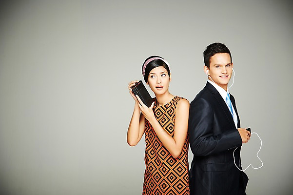 포토 JPG 스튜디오촬영 서양인 외국인 해외기획촬영 2012년태국 원피스 여자 남자 음악 이어폰 실내 웃음 들기 사람 정장 상반신 20대 성인 두명 옆모습 전자제품 스마트폰 핸드폰 디지털 음악감상 듣기 등맞대기 카세트테이프 비교 복고 과거 아날로그 현재 청년만 성인만 국내포토 옷 뷰포인트 음향기기 컨셉 모션 문화예술 표정 인종 청년 내부 스마트기기 감상 파일형식