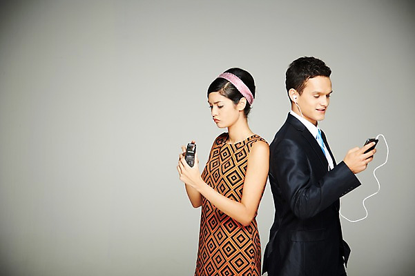 포토 JPG 스튜디오촬영 서양인 외국인 해외기획촬영 2012년태국 원피스 여자 남자 음악 이어폰 실내 들기 사람 정장 상반신 20대 성인 두명 옆모습 전자제품 스마트폰 핸드폰 디지털 음악감상 듣기 등맞대기 카세트테이프 비교 복고 과거 아날로그 현재 청년만 성인만 국내포토 옷 뷰포인트 음향기기 컨셉 모션 문화예술 인종 청년 내부 스마트기기 감상 파일형식