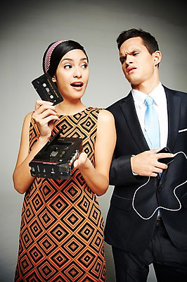 포토 JPG 스튜디오촬영 서양인 외국인 해외기획촬영 2012년태국 원피스 여자 남자 음악 이어폰 실내 들기 사람 정장 상반신 20대 성인 두명 앞모습 전자제품 스마트폰 핸드폰 디지털 음악감상 카세트테이프 비교 복고 과거 아날로그 현재 청년만 성인만 국내포토 옷 뷰포인트 음향기기 컨셉 모션 문화예술 인종 청년 내부 스마트기기 감상 파일형식