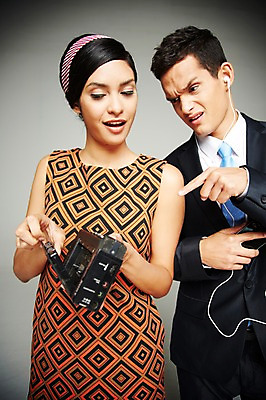 포토 JPG 스튜디오촬영 서양인 외국인 해외기획촬영 2012년태국 원피스 여자 남자 음악 이어폰 실내 웃음 들기 사람 정장 상반신 20대 성인 두명 앞모습 전자제품 스마트폰 핸드폰 디지털 음악감상 가리킴 카세트테이프 비교 복고 과거 아날로그 현재 청년만 성인만 국내포토 옷 뷰포인트 음향기기 컨셉 모션 문화예술 표정 인종 손짓 청년 내부 스마트기기 감상 파일형식