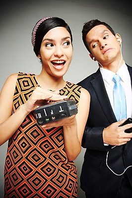 포토 JPG 스튜디오촬영 서양인 외국인 해외기획촬영 2012년태국 원피스 여자 남자 음악 이어폰 실내 웃음 들기 사람 정장 상반신 20대 성인 두명 앞모습 전자제품 스마트폰 핸드폰 디지털 음악감상 카세트테이프 비교 복고 과거 아날로그 현재 청년만 성인만 국내포토 옷 뷰포인트 음향기기 컨셉 모션 문화예술 표정 인종 청년 내부 스마트기기 감상 파일형식