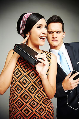 포토 JPG 스튜디오촬영 서양인 외국인 해외기획촬영 2012년태국 원피스 여자 남자 음악 이어폰 실내 웃음 들기 사람 정장 상반신 20대 성인 두명 앞모습 전자제품 스마트폰 핸드폰 디지털 음악감상 카세트테이프 비교 복고 과거 아날로그 현재 청년만 성인만 국내포토 옷 뷰포인트 음향기기 컨셉 모션 문화예술 표정 인종 청년 내부 스마트기기 감상 파일형식